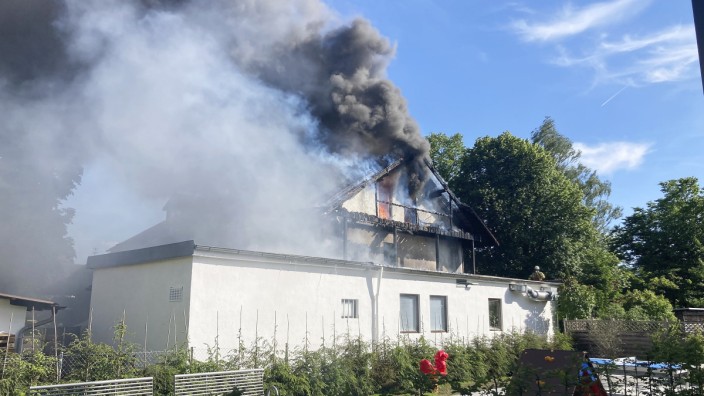 Nach den Unglücken in der Marktstraße und Am Waldrand: Das Mehrfamilienhaus in Farchet ist am Freitagabend in Brand geraten. Die Ursache ist noch unklar.