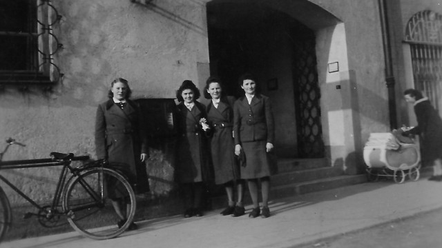 NS-Geschichte: Marthe Kettel mit drei anderen Frauen aus dem Reicharbeitsdienst-Lager, in der Freizeit beim Spaziergang in Dorfen.
