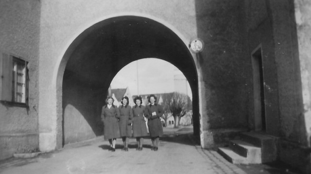 NS-Geschichte: Hier geht die Vierergruppe durch das Isener Tor, im Hintergrund ist der Marienplatz zu erkennen.
