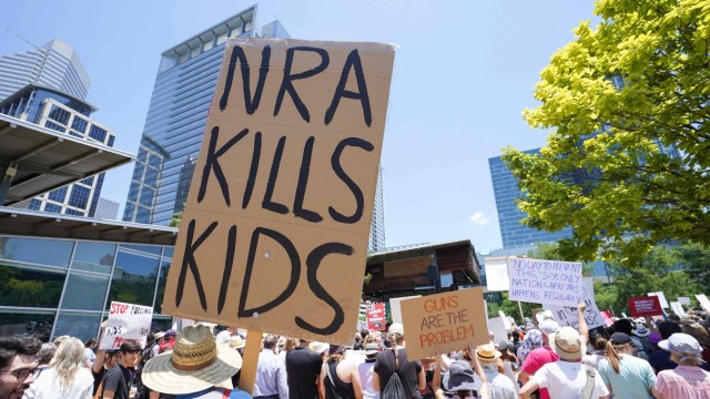 Trump nach dem Amoklauf: "Die NRA tötet Kinder": Proteste begleiteten das Treffen der Waffenlobby in Houston.