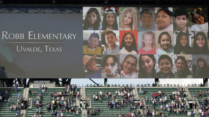 Schulmassaker in Texas: Fotos der beim Amoklauf in der Robb Elementary School getöteten Kinder werden auf einem Stadion-Display gezeigt.