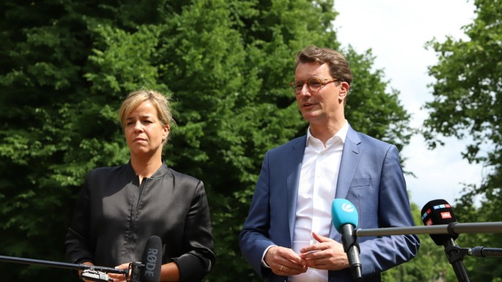 Nordrhein-Westfalen: Grünen-Landeschefin Mona Neubaur und CDU-Ministerpräsident Hendrik Wüst zum Auftakt der Sondierungsgespräche für eine gemeinsame Regierungskoalition in Nordrhein-Westfalen.