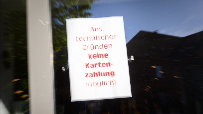 Technische Panne: "Aus technischen Gründen keine Kartenzahlung möglich!" - Schild am Eingang eines Supermarktes in Hamburg.