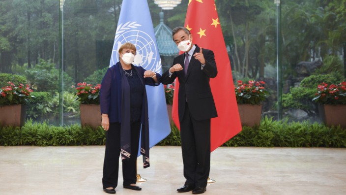 Reise nach Xinjiang: Bilder vom hohen Besuch: UN-Menschenrechtskommissarin Michelle Bachelet und Chinas Außenminister Wang Yi.