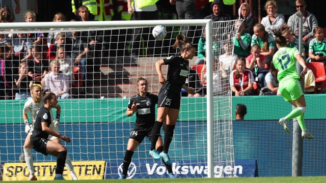 DFB-Pokal-Finale: Und schon klingelts: Ewa Pajor (rechts) trifft per Kopf schon nach elf Minuten zum 1:0 für Wolfsburg.