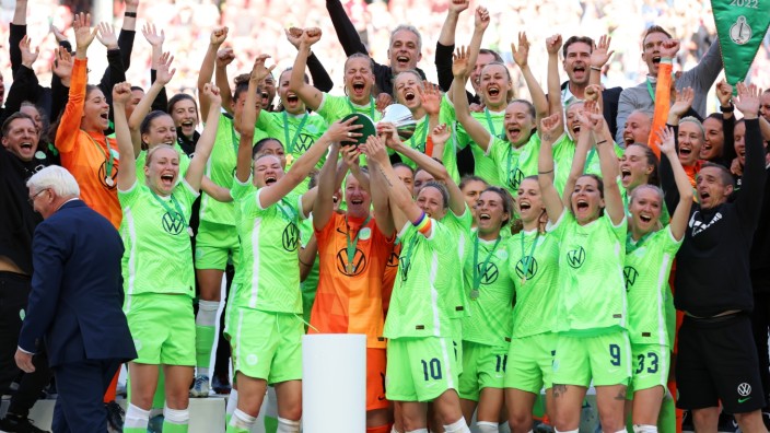 DFB-Pokal-Finale: Immer dasselbe: Der VfL Wolfsburg feiert den Pokalsieg.