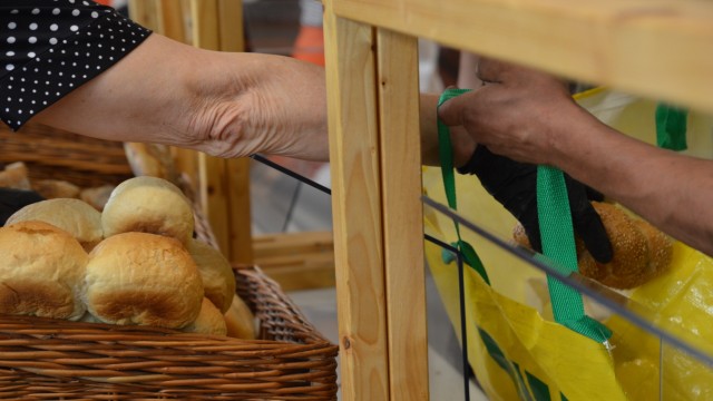 Armut in Bayern: Die Nürnberger Tafel verteilt Lebensmittel, die von Supermärkten, Großbäckereien und Privatpersonen gespendet werden. Manchmal gibt es auch frische Blumen.