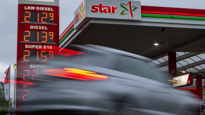 Hohe Energiepreise: Die Preise für Benzin und Diesel liegen bei weit mehr als zwei Euro pro Liter. Das setzt die Politik unter Druck.