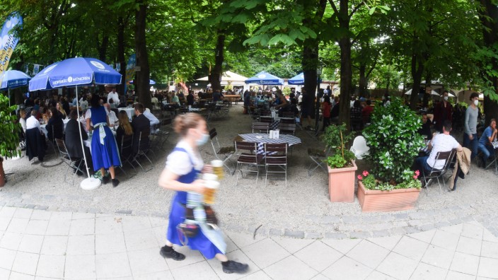 Gastronomie in München: Gesuchte Arbeitskraft: Eine Bedienung läuft mit Getränken in der Hand durch den Biergarten des Hofbräukellers.