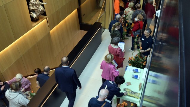 Offizielle Eröffnung in Erding: Am Eingang wurden die Besucher im neuen Rathaus mit Rosen empfangen.