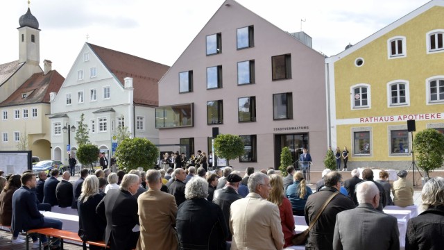 Offizielle Eröffnung in Erding: Zur offiziellen Eröffnung des neuen Rathaus waren zahlreiche Ehrengäste gekommen. Es spielte die Stadtkapelle Erding und OB Max Gotz hielt die Eröffnungsrede.