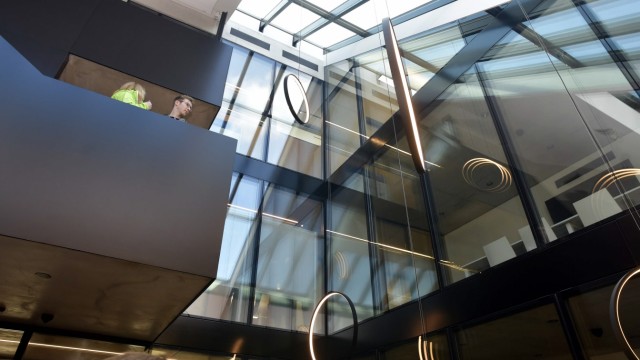 Offizielle Eröffnung in Erding: Zentrales Element im neuen Rathaus ist der Lichtschacht über dem Treppenhaus.