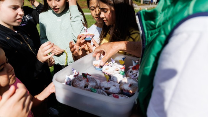 Puchheim: Was Süßes zum Fest: An die Kinder werden Muffins verteilt.