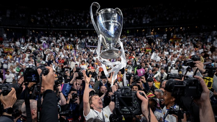Champions League 2022: Luka Modric von Real Madrid wirft den Pokal in die Luft