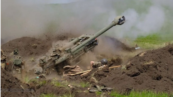 Krieg in der Ukraine: Britische Haubitze vom Typ "M777"