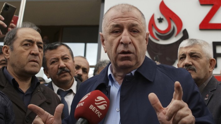 Türkei: Ümit Özdağ, der Führer der nationalistischen "Zafer Partisi" (Sieges-Partei), hier vor seinem von der Polizei verhinderten Versuch, zum türkischen Innenministerium in Ankara vorzudringen.