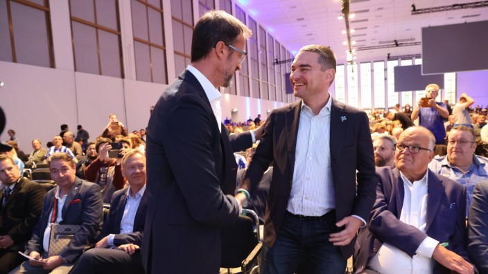 Hertha BSC: Investor Lars Windhorst wird bei der Mitgliederversammlung von Hertha BSC vom Sport-Geschäftsführer Fredi Bobic (links) begrüßt.
