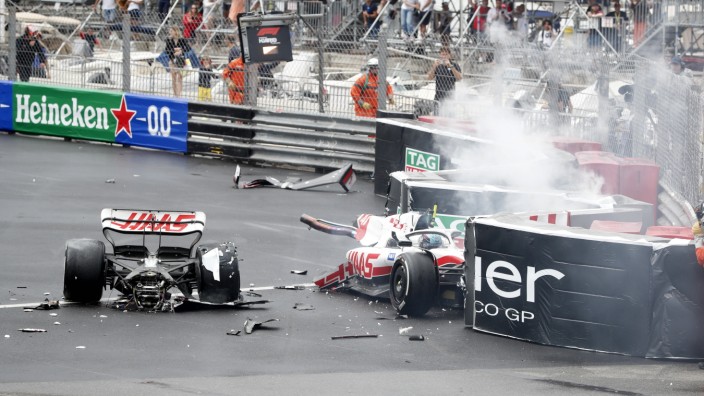 Formel 1 in Monaco: Zum Glück ist nur der Sachschaden groß: Mick Schumacher kann unverletzt aussteigen.