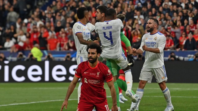 Champions-League-Finale: Hat dieser Albtraum denn gar kein Ende? Während Reals Spieler die nächste Glanztat ihres Torwarts feiern, ist Mo Salah der Verzweiflung nah.