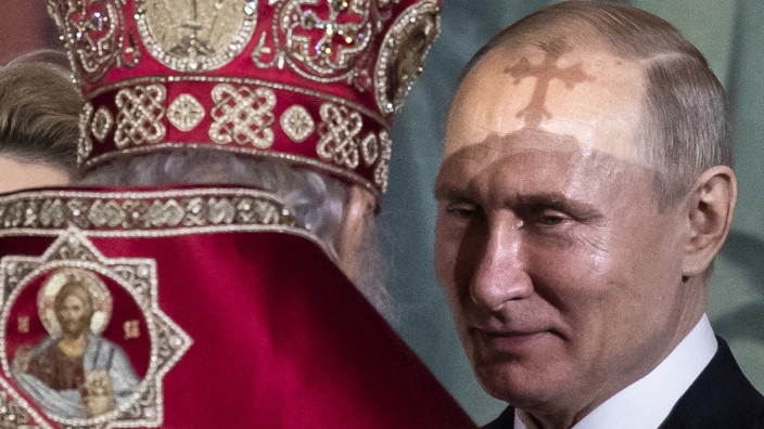 Religion: 2019 feierte Putin mit dem russisch-orthodoxen Patriarchen Kirill Ostern. Drei Jahre später erhält er von der Kirche Unterstützung für seinen Krieg.