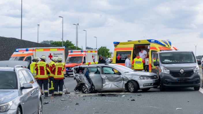 Straßenverkehr: Weil wieder mehr Menschen unterwegs sind, passieren auf Bayerns Straßen mehr Unfälle als in den vergangenen zwei Jahren. Hier ein Crash auf der A9 bei Marktschorgast.