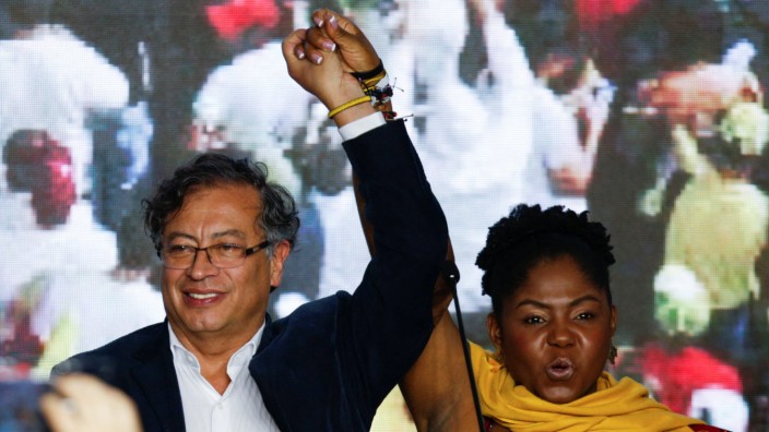 Südamerika: Die erste Runde der Wahl hat er klar gewonnen, nun könnte er der nächste Präsident Kolumbiens werden: Gustavo Petro mit der Vizepräsidentschaftskandidatin Francia Márquez.