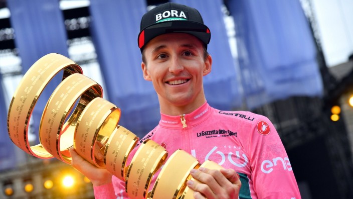 Team Bora-Hansgrohe: Jai Hindley mit dem Pokal und dem Trikot, das ihn als Giro-Sieger kennzeichnet.