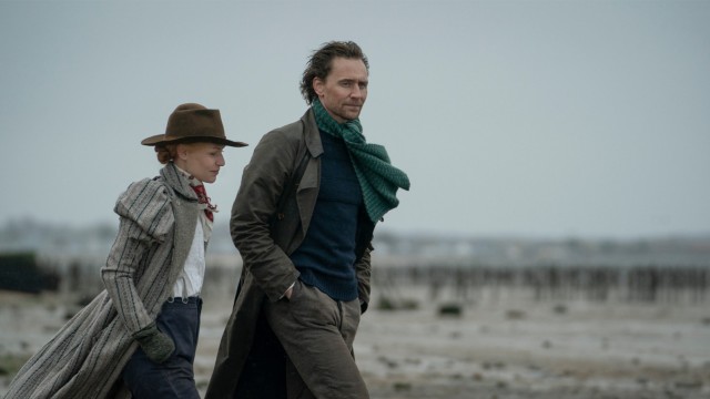 Serien des Monats Mai: Claire Danes und Tom Hiddleston an der - vielleicht - heimgesuchten Küste von Essex.
