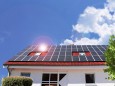 Besonders viel Energie lässt sich sparen mit einer Photovoltaik-Anlage oder einer elektrischen Wärmepumpe.