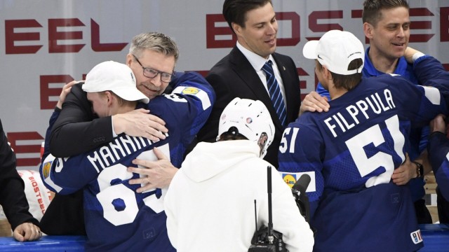 Eishockey-Weltmeister: Cheftrainer Jukka Jalonen umarmt den Siegtorschützen Sakari Manninen.