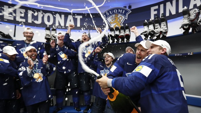 Eishockey-Weltmeister: Schaumbad statt Konfettidusche: Nach dem Sieg lassen die finnischen Spieler in der Kabine die Korken fliegen.