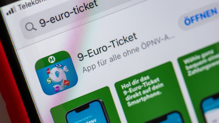 Nahverkehr: Die App für das sogenannte 9-Euro-Monatsticket im App-Store wird auf einem Smartphone angezeigt. Interessierrte können über die App ab Montag (30.05.) die Tickets für Juni, Juli und August kaufen, wie der Verband Deutscher Verkehrsunternehmen (VDV) mitteilte.