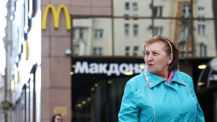Ukraine-Krieg: Wiedersehen, Russland: Passantin vor einem geschlossenen McDonald's-Restaurant in Moskau.