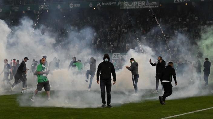 Ligue 1: Fußballfans? "Kriminelle" nennt Präfektin Catherine Séguin jene Zuschauer, die nach dem Spiel wahllos Bengalos und Feuerwerkskörper in der Menge abbrannten.