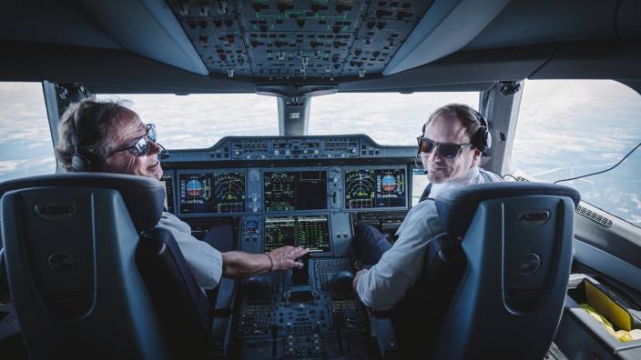 Flugzeugbau: Geht es bald wieder richtig los? Zwei Kapitäne im Cockpit des Langstreckenflugzeugs Airbus "A 350".