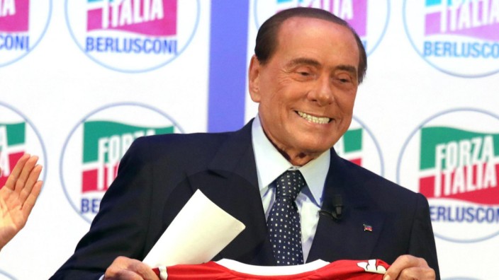 AC Monza: Silvio Berlusconi mit dem Trikot der Fußballmannschaft von Monza.