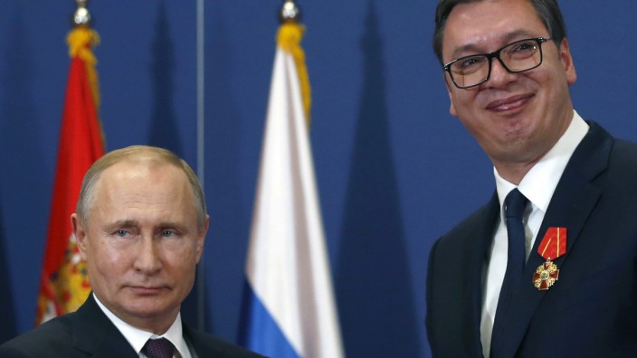 Serbien und Russland: Geschäfte trotz Krieg: Russlands Präsident Wladimir Putin mit seinem serbischen Amtskollegen Aleksandar Vučić.
