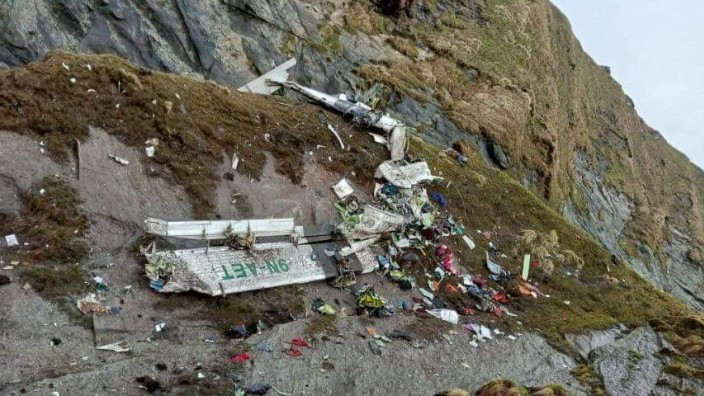 Flugzeugunglück in Nepal: Auf etwa 4000 Metern Höhe fanden Suchteams die zerstörte Maschine im Vorgebirge des Himalaya im Distrikt Mustang.