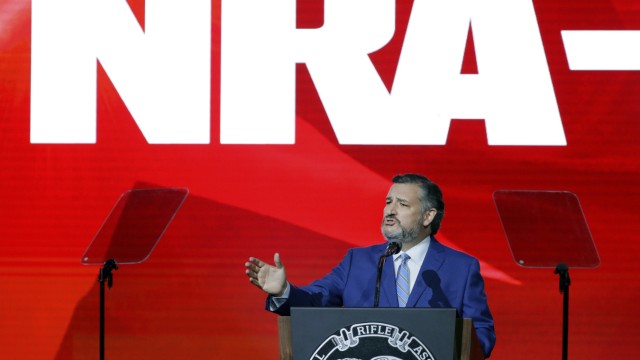 USA: Das Waffenrecht dürfe nicht angetastet werden, sagt der republikanische Senator Ted Cruz aus Texas. Hier bei seiner Rede vor der National Rifle Association (NRA), der mächtigen Waffenlobby.