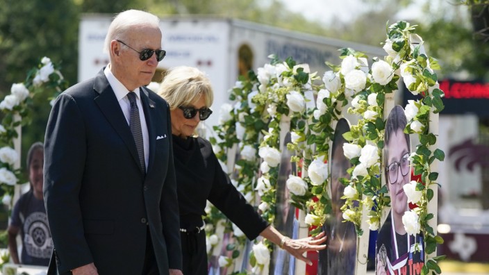 USA: Präsident Joe Biden und seine Frau Jill Biden beim Besuch des Gedenkortes an der Robb Elementary School im texanischen Uvalde.