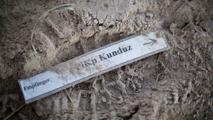 Taliban-Machtübernahme: Ein Schild des Bundeswehr-Standorts Kundus liegt im Staub. Seit dem Abzug der westlicher Truppen gelten Afghanen, die die Soldaten vor Ort zum Beispiel als Übersetzer unterstützte, als besonders gefährdet.