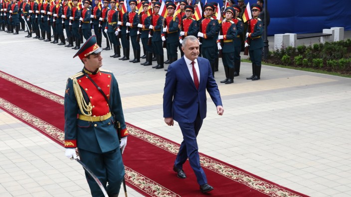 Der frühere Präsident der Region Südossetien, hier Anfang Mai bei der Machtübergabe an seinen Nachfolger, hatte das Referendum für den Beitritt zu Russland vorangetrieben.