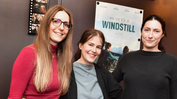 Preisverleihung: Erfolgstrio: die Produzentinnen Natalie und Sandra Hölzel (links und rechts) und die Regisseurin Nancy Camaldo, hier bei der Vorführung ihres Films "Windstill" beim Fünf-Seen-Filmfestival 2021 in Starnberg.
