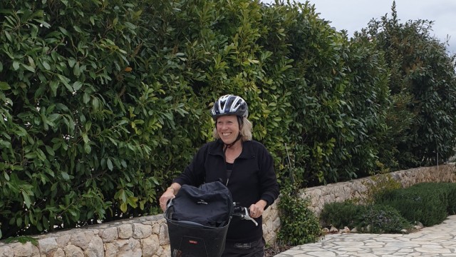 Porträt: Monika Bachmann beim Start ihrer Radtour auf der kroatischen Insel Krk.