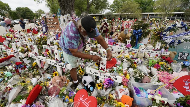 Waffenrecht: Trauer an der Grundschule in Uvalde in Texas, wo ein junger Mann 19 Kinder und zwei Lehrerinnen erschossen hat.