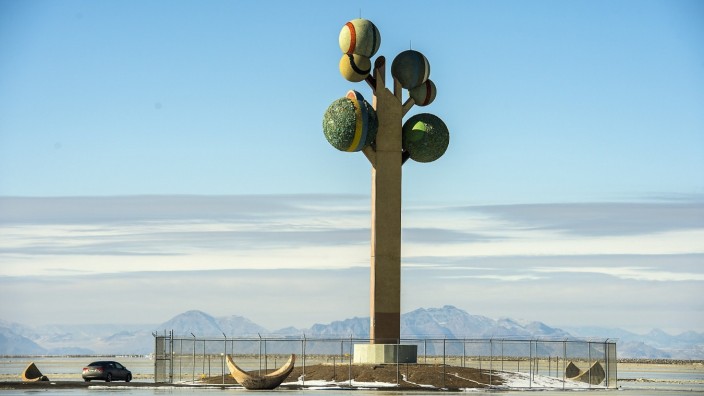 Reisebuch "Art Escapes": Karl Momen hat seinen "Tree of Utah" an der Interstate 80 errichtet. Bälle bilden die Blätterkrone.