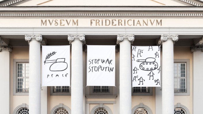 Documenta: Erste künstlerische Intervention auf der Documenta 15: Dan Perjovschis Antikriegszeichnungen im Fridericianum, das dieses Jahr kein Ort musealer Ausstellung ist, sondern wieder zur Schule wird.