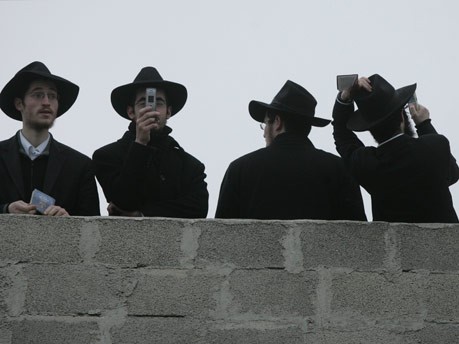 Orthodoxe Juden benutzen Handy