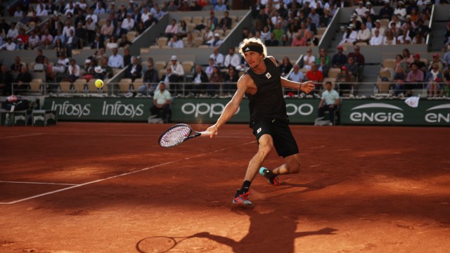 French Open: Entschärfte das Powertennis seines jungen Widersachers Carlos Alcaraz: Alexander Zverev wird im Viertelfinale der French Open für kluges Tennis belohnt.