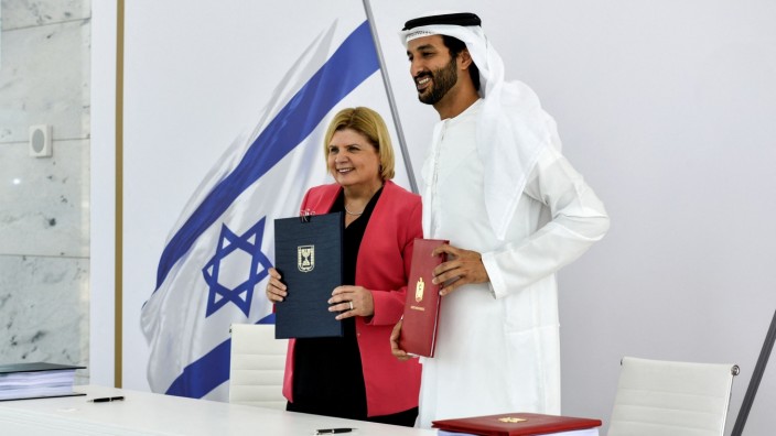 Abraham-Abkommen: Israels Wirtschaftsministerin Orna Barbivav mit ihrem Amtskollegen Abdulla bin Touq al-Marri aus den Vereinigten Arabischen Emiraten.